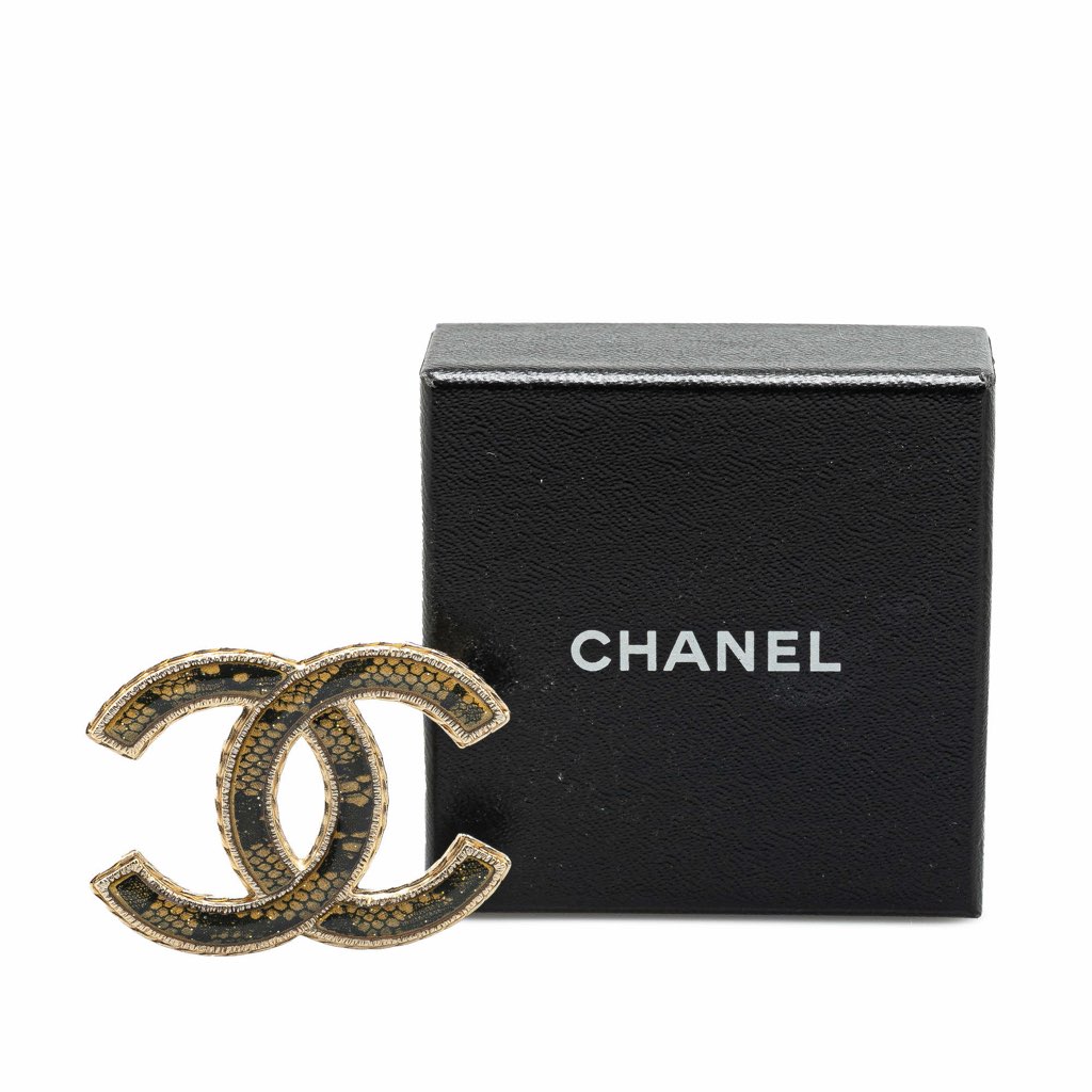 Chanel Faux Lace and Resin Gold Plated CC Brooch - 4