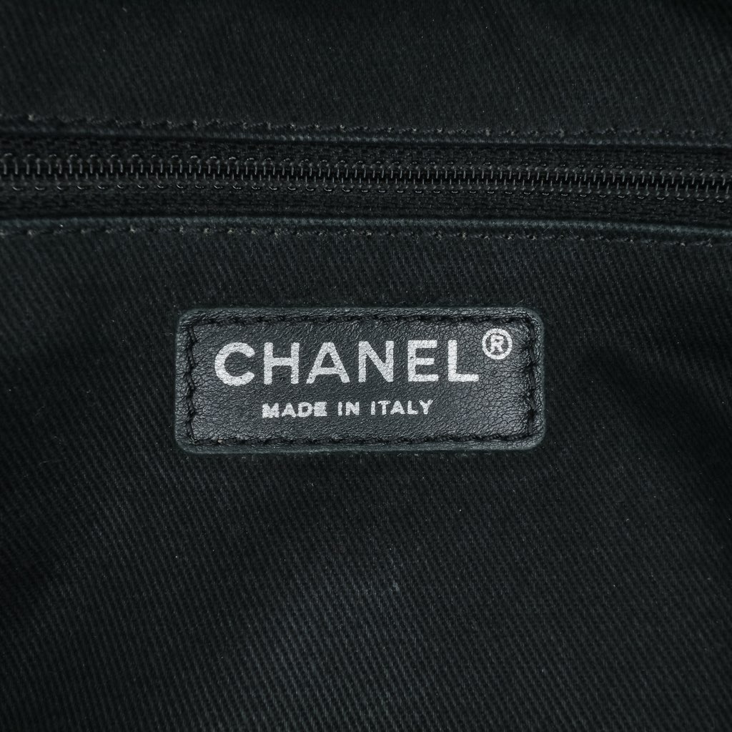 Chanel Jumbo Quilted Iridescent Caviar Easy Flap - Detail 1