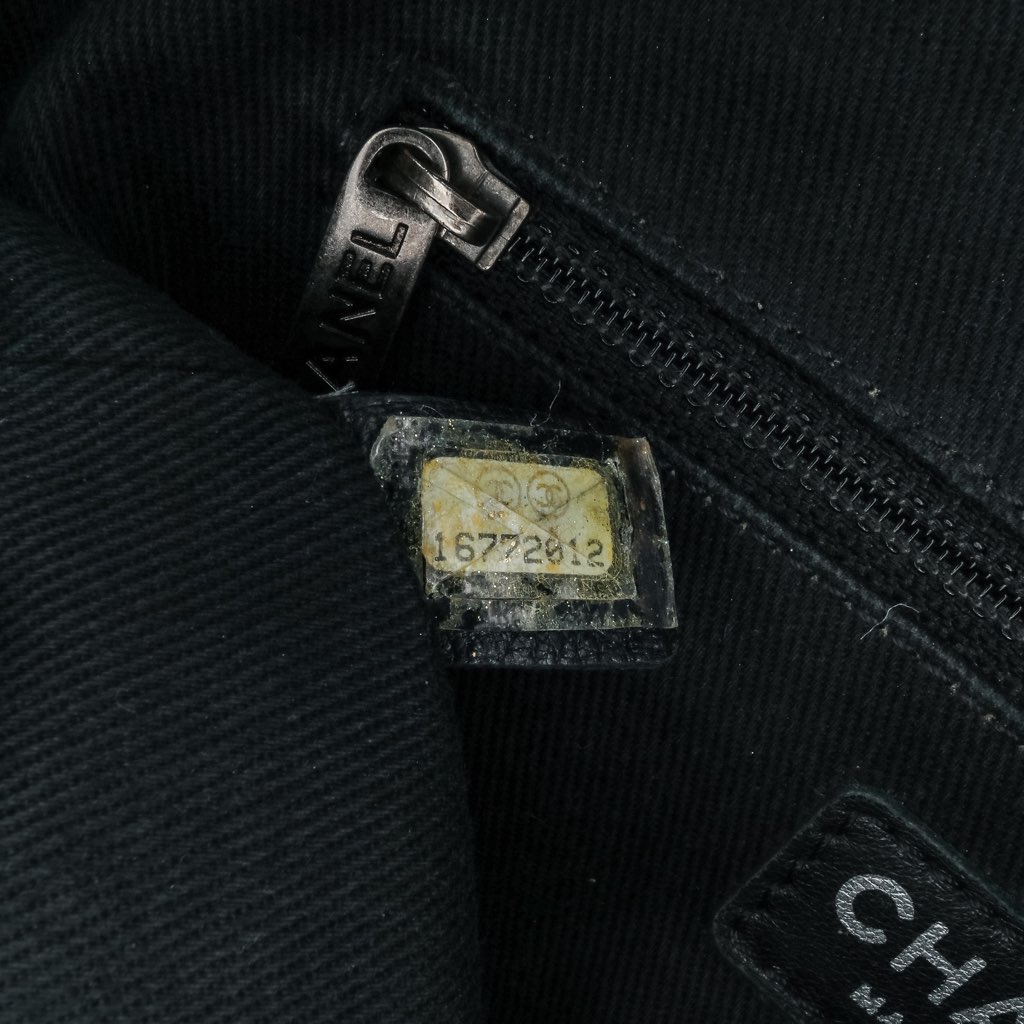 Chanel Jumbo Quilted Iridescent Caviar Easy Flap - Detail 2