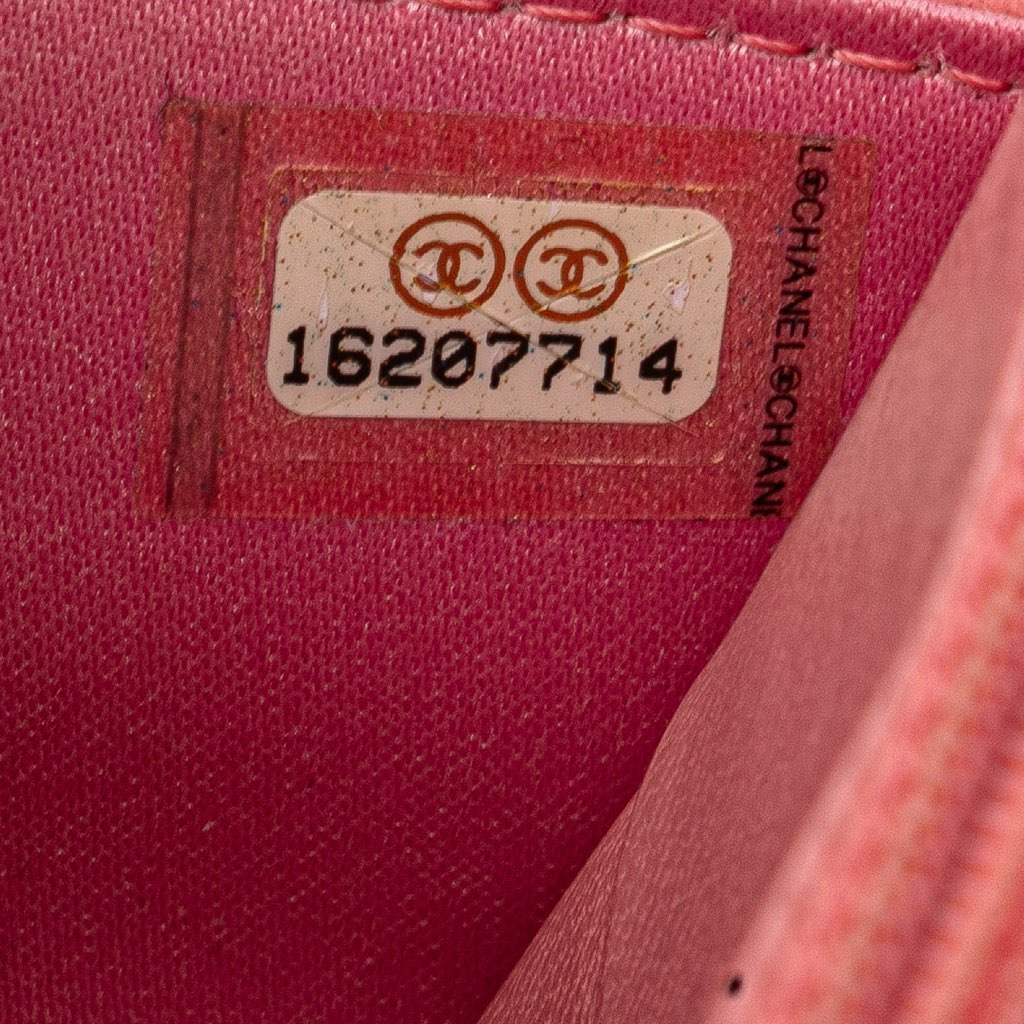 Chanel Embossed Lambskin Camellia Wallet On Chain - Detail 1