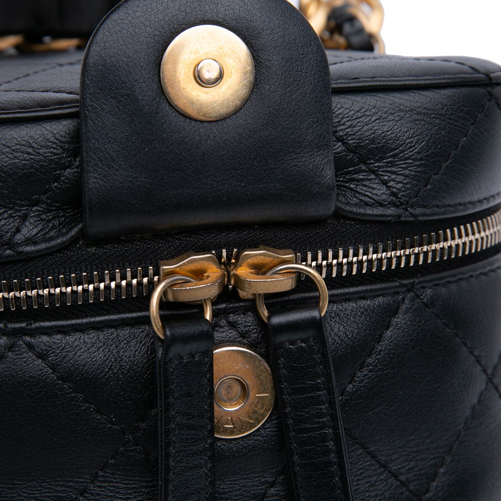 Chanel Small CC Lambskin Vanity Case - Detail 2