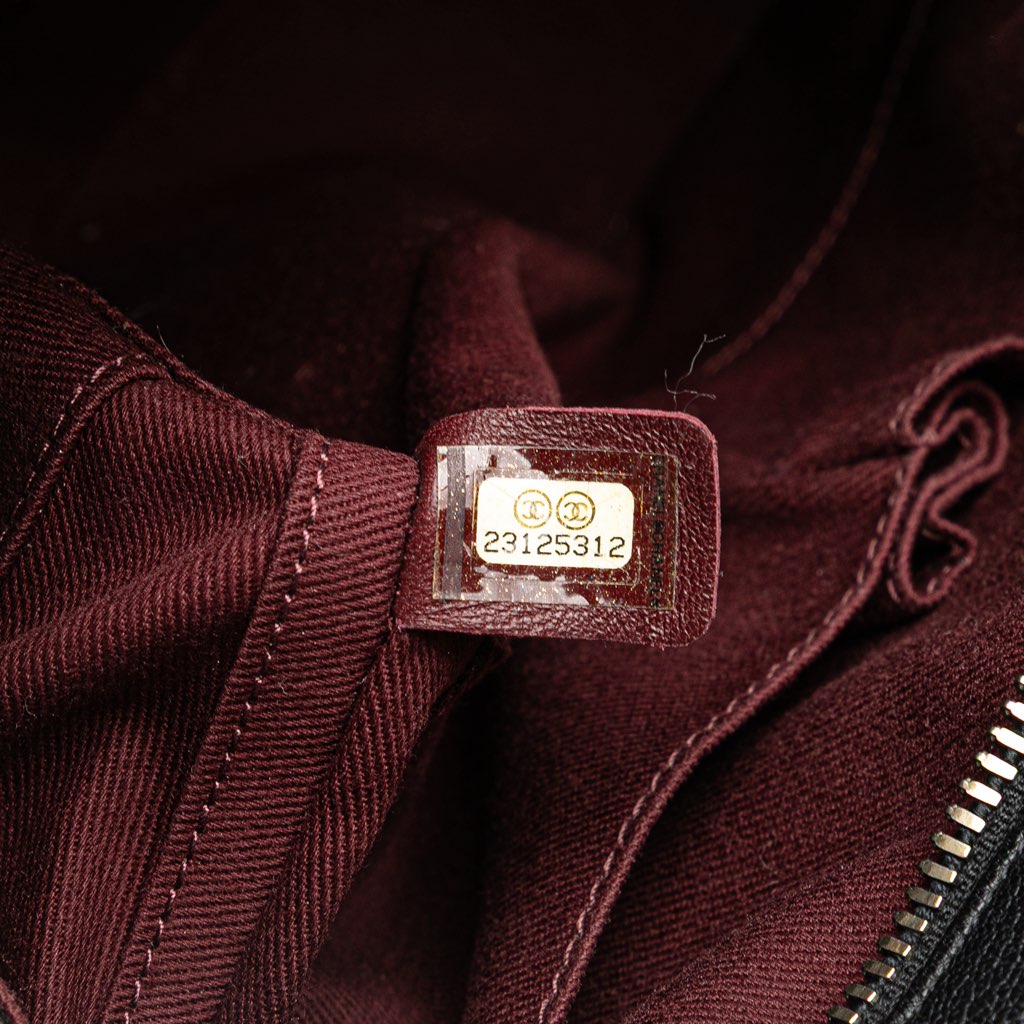 Chanel Goatskin and Quilted Calfskin Coco Curve Vanity Case - Detail 1