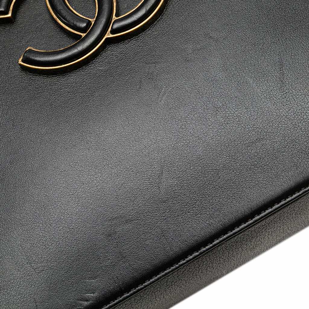 Chanel Goatskin and Quilted Calfskin Coco Curve Vanity Case - Image 10