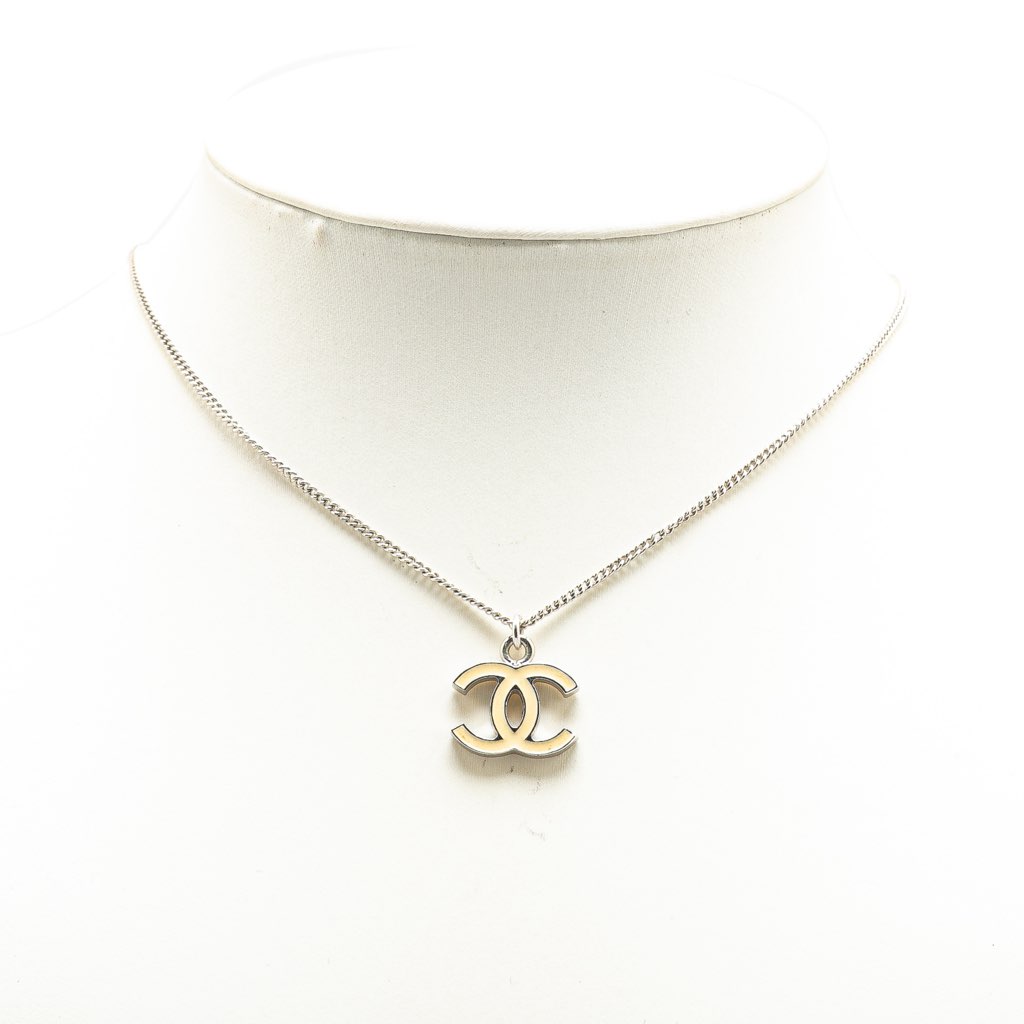 Chanel Silver Enamel CC Pendant Necklace - Detail 1