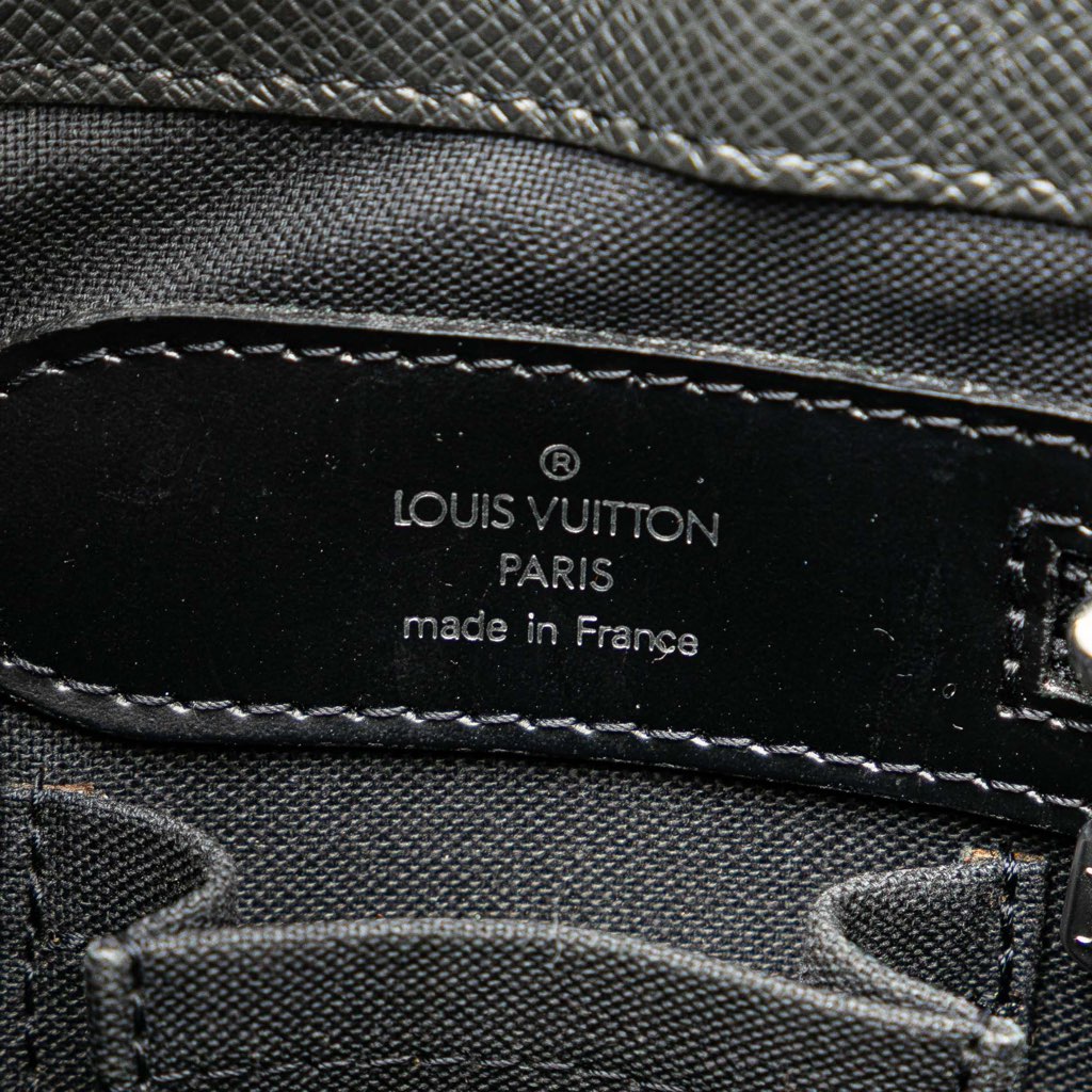 Louis Vuitton Taiga Kasbek PM - Side view