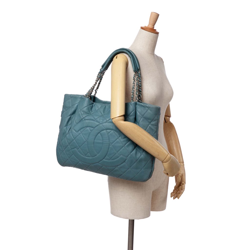 Chanel Quilted Caviar Expandable Zip Tote - Image 13