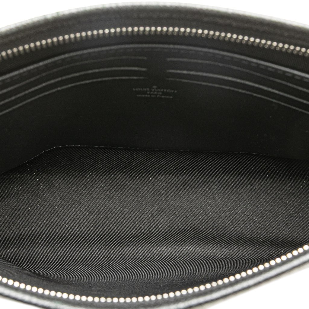 Louis Vuitton Taiga Pochette Voyage MM - 4