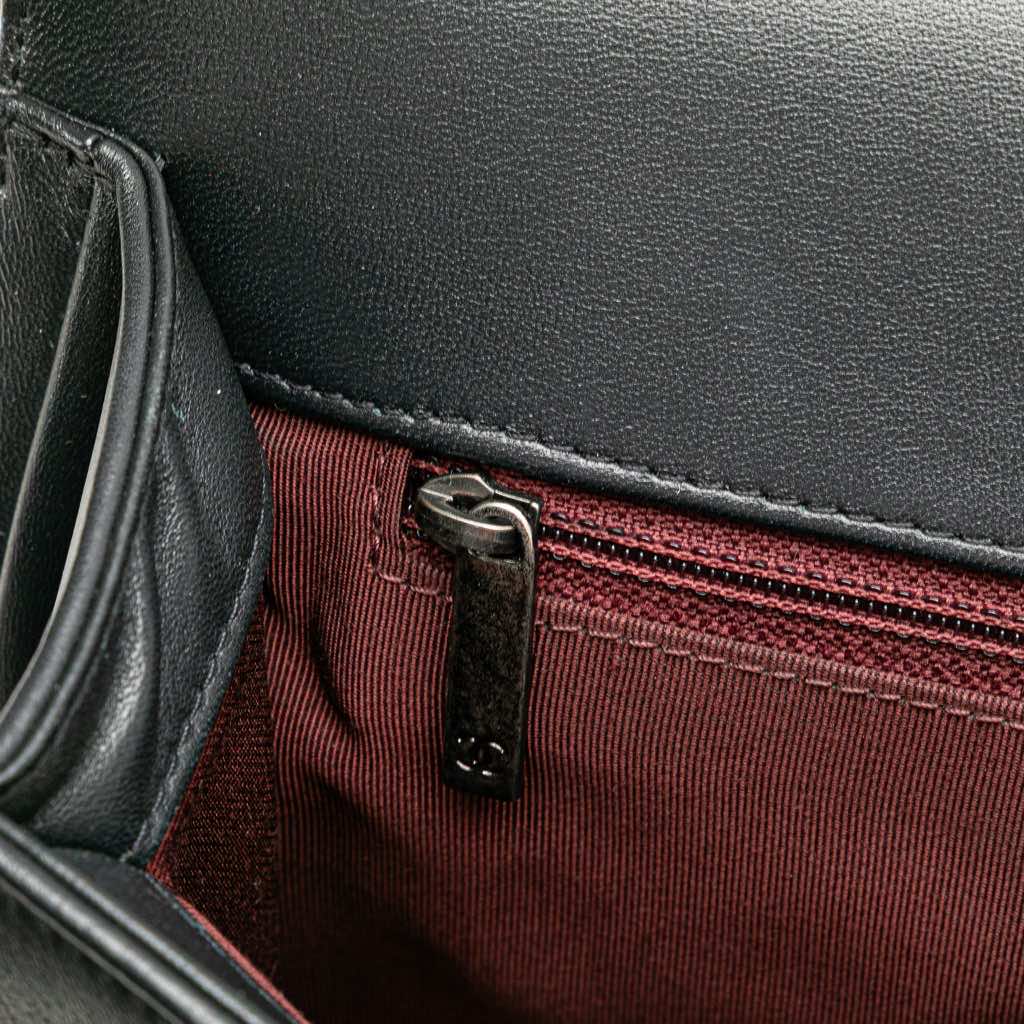 Chanel Medium Chevron Wrinkled Lambskin Boy Flap - Detail 2