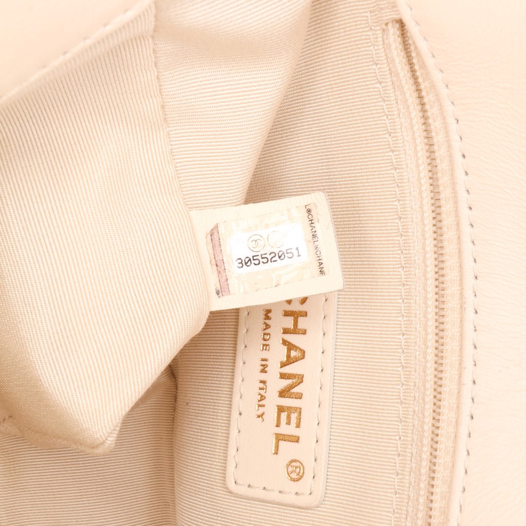 Chanel Small Quilted Lambskin CC Coin Flap - Detail 1