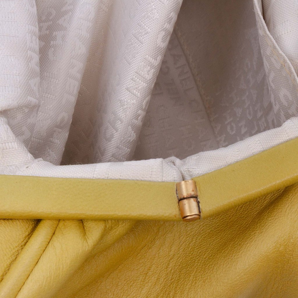 Chanel Lambskin Camellia Frame Clutch - Detail 1