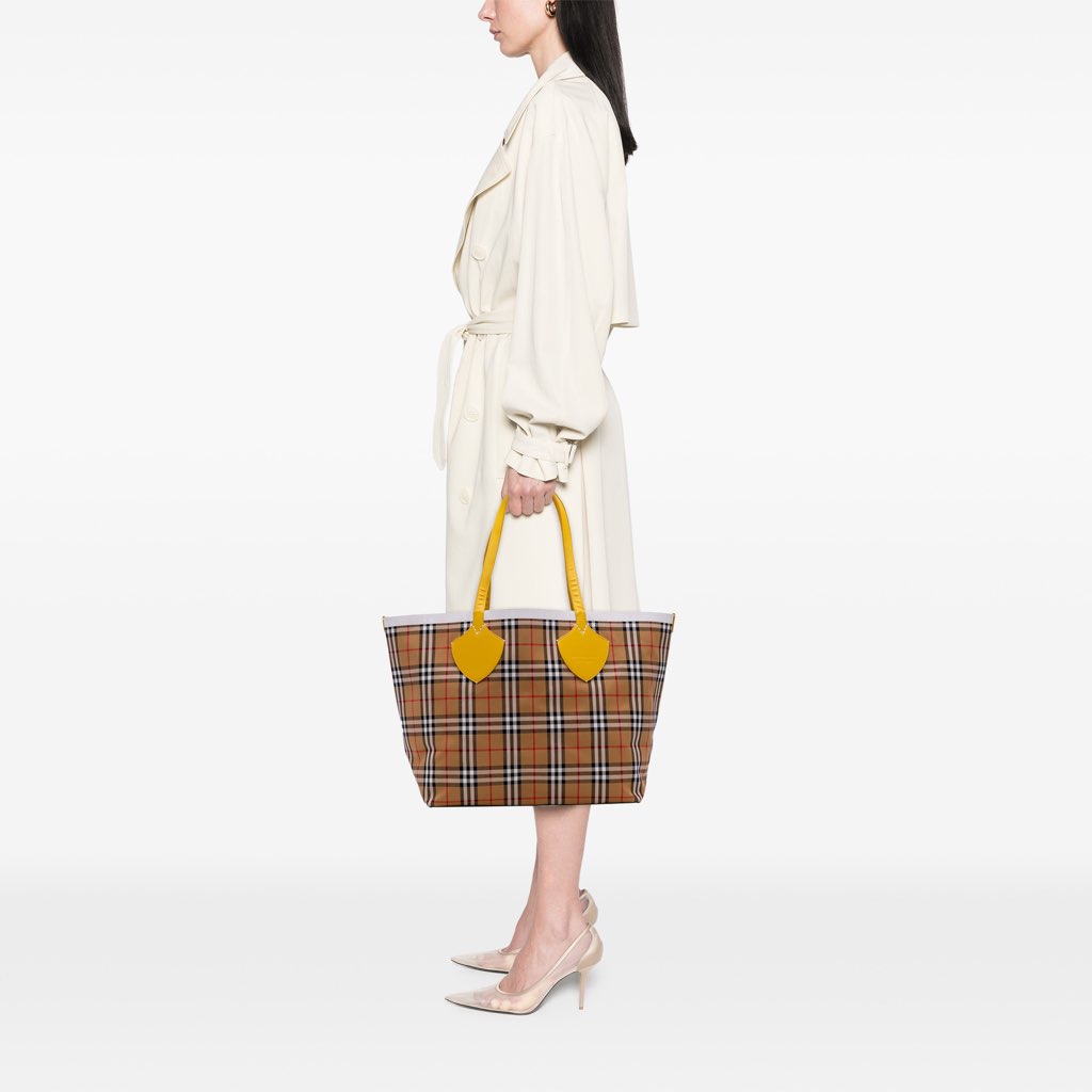 Burberry House Check Canvas The Giant Reversible Tote - Image 13