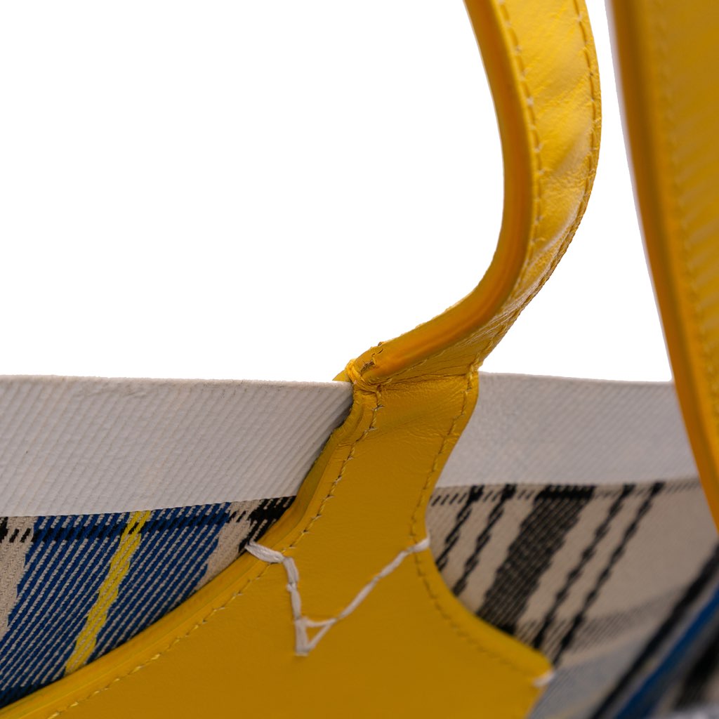 Burberry House Check Canvas The Giant Reversible Tote - Image 11