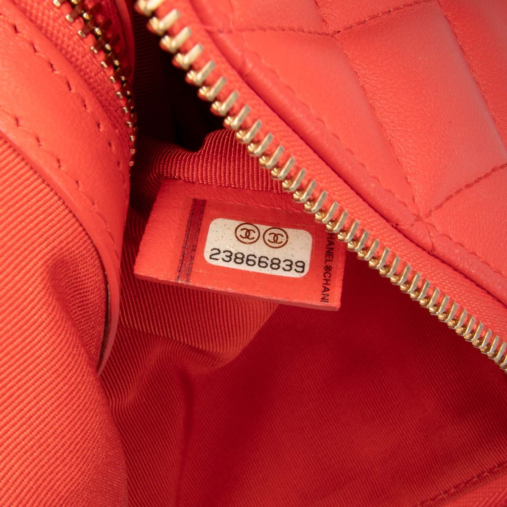 Chanel Medium Quilted Lambskin O Case Clutch - Detail 1