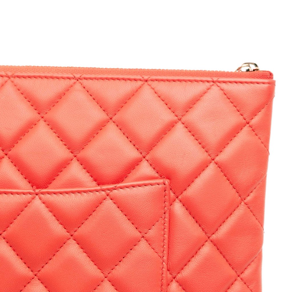 Chanel Medium Quilted Lambskin O Case Clutch - Detail 2