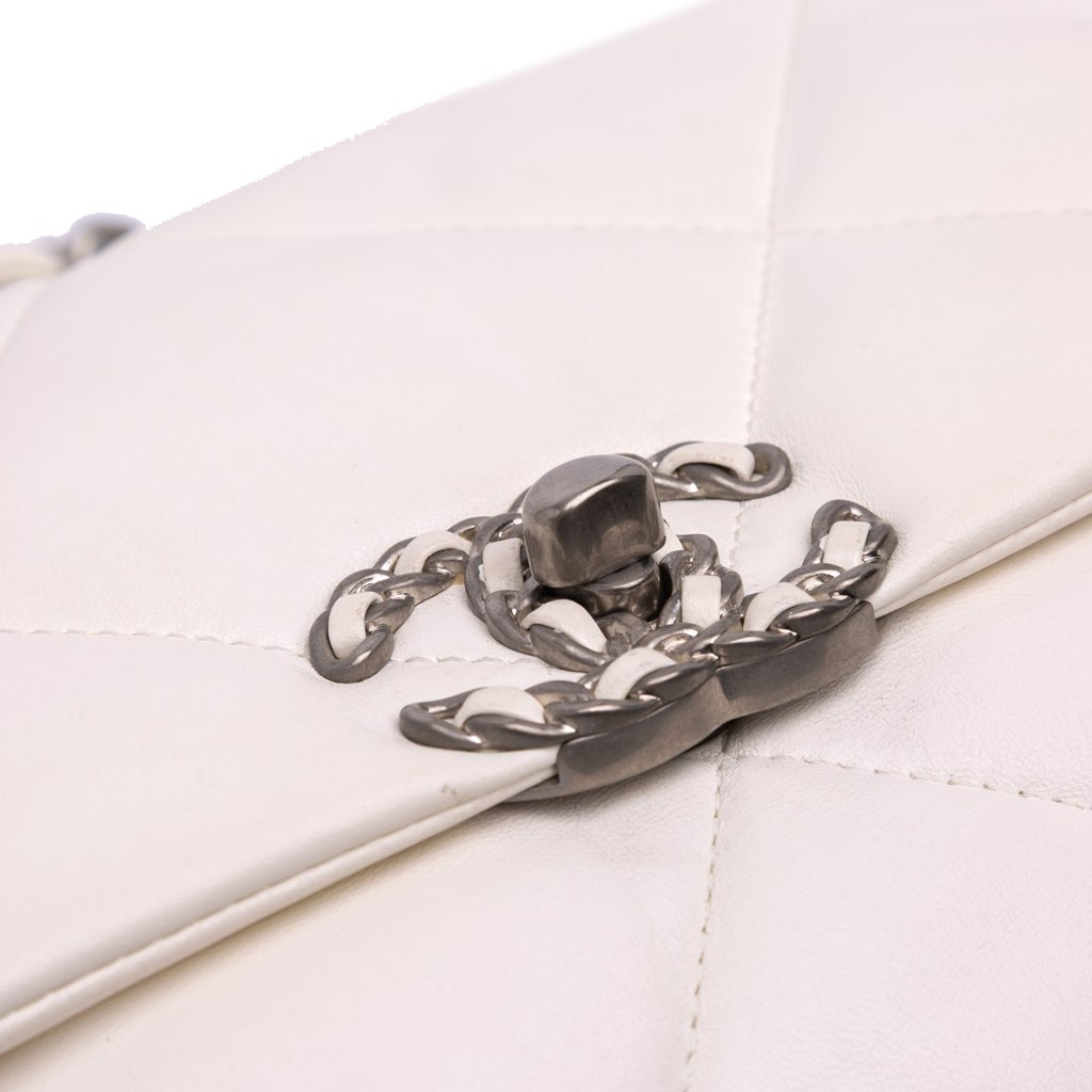 Chanel Medium Lambskin 19 Flap - Detail 1