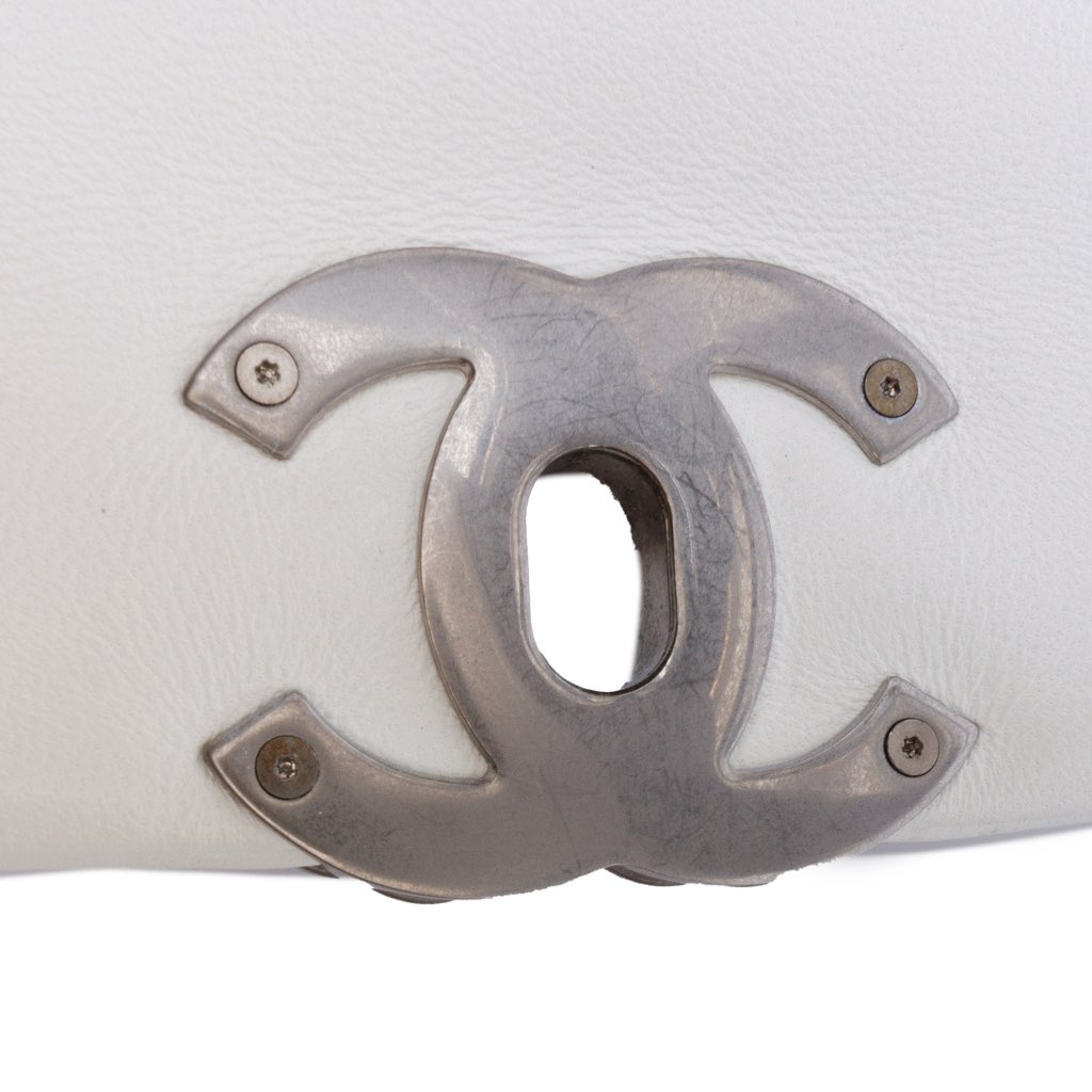 Chanel Medium Lambskin 19 Flap - Detail 2