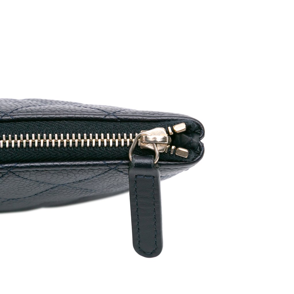 Chanel Medium Quilted Caviar O Case Clutch - Detail 2