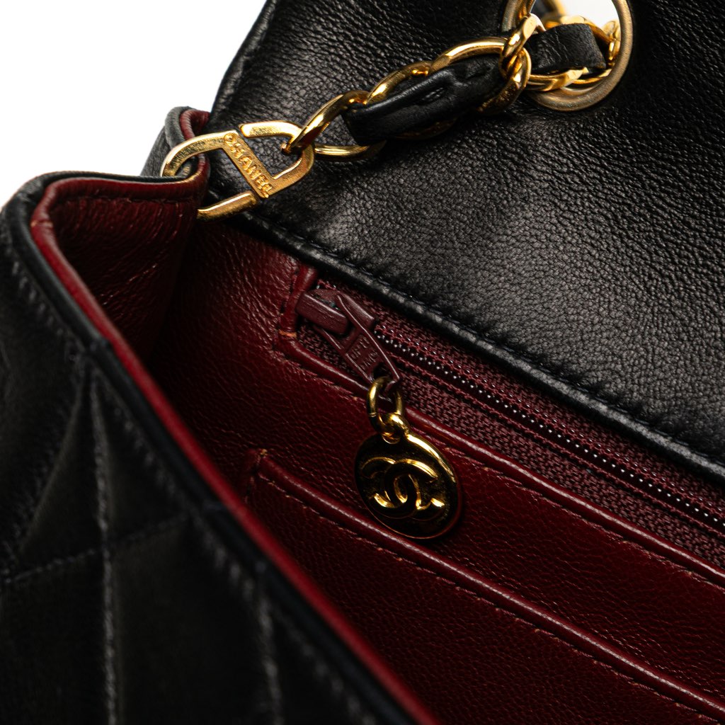 Chanel Medium Lambskin Diana Flap - Detail 2