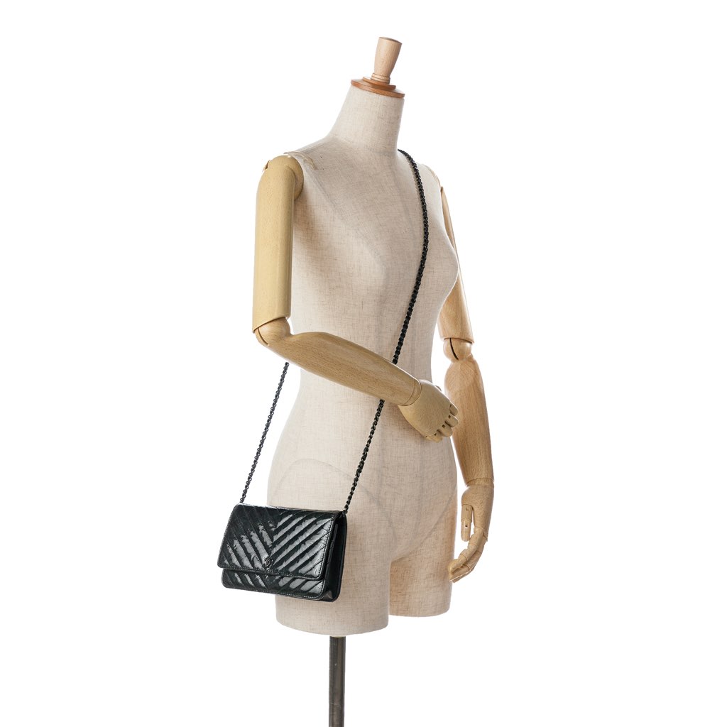 Chanel CC Chevron Quilted Crumpled Calfskin Wallet On Chain - Image 10