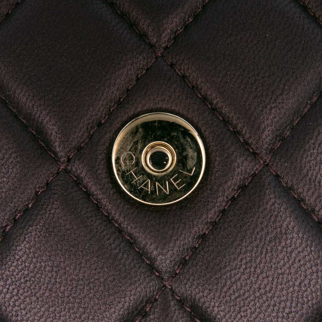 Chanel CC Quilted Iridescent Lambskin Top Handle Flap Clutch With Chain - Detail 2