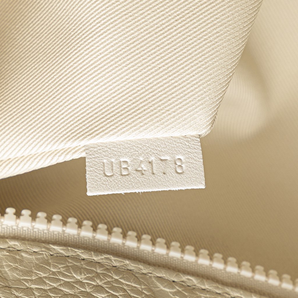 Louis Vuitton Monogram Taurillon A4 Pouch - Detail 1