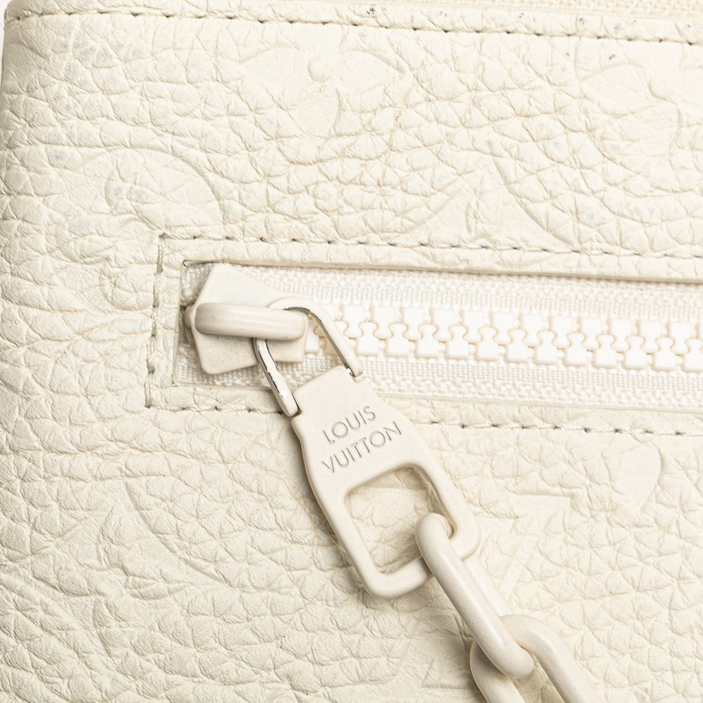 Louis Vuitton Monogram Taurillon A4 Pouch - Detail 2