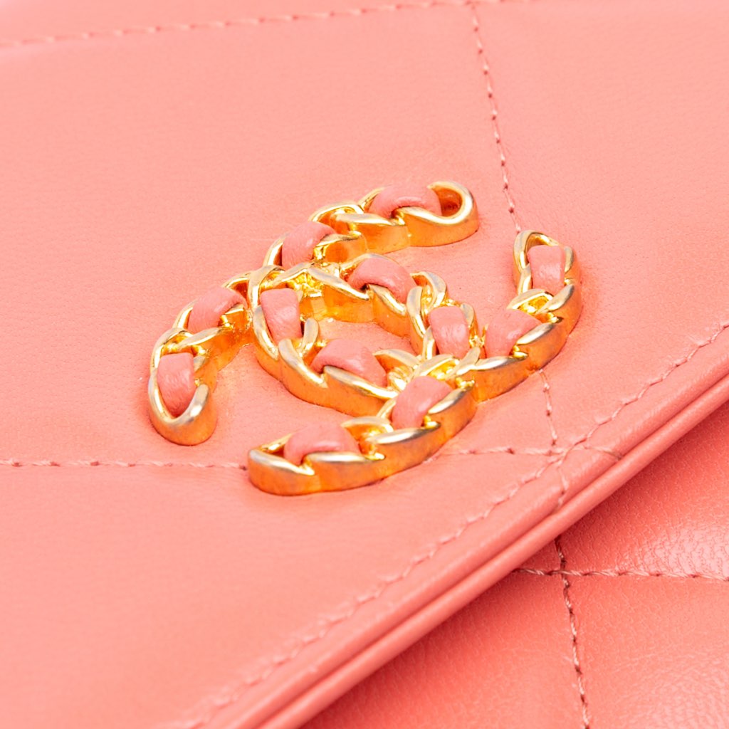 Chanel Quilted Lambskin 19 Wallet on Chain - Detail 1