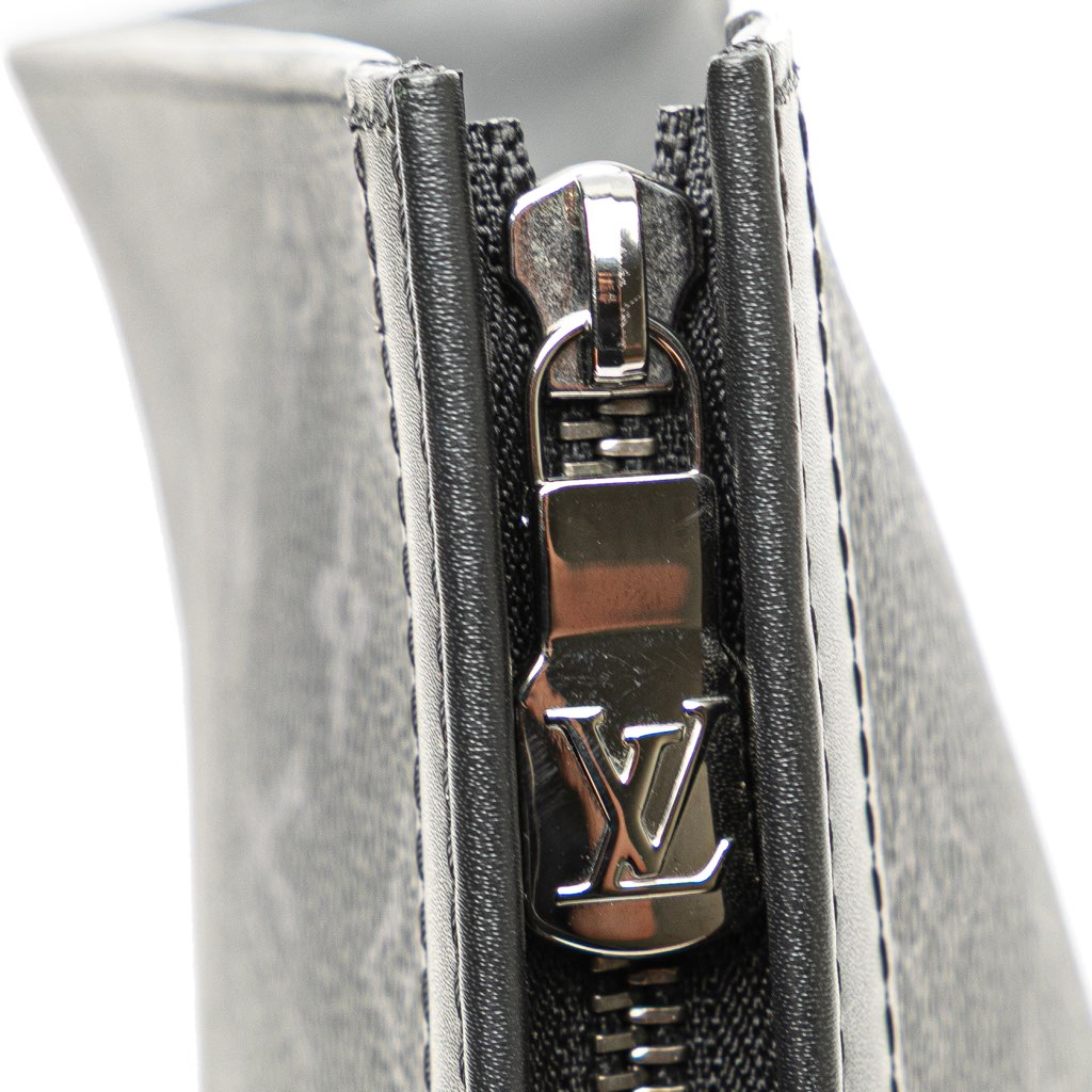 Louis Vuitton Monogram Eclipse Pochette Voyage MM - Detail 2