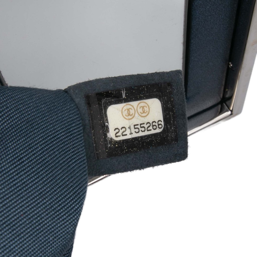 Chanel CC Metallic Calfskin Vanity Case - Detail 1