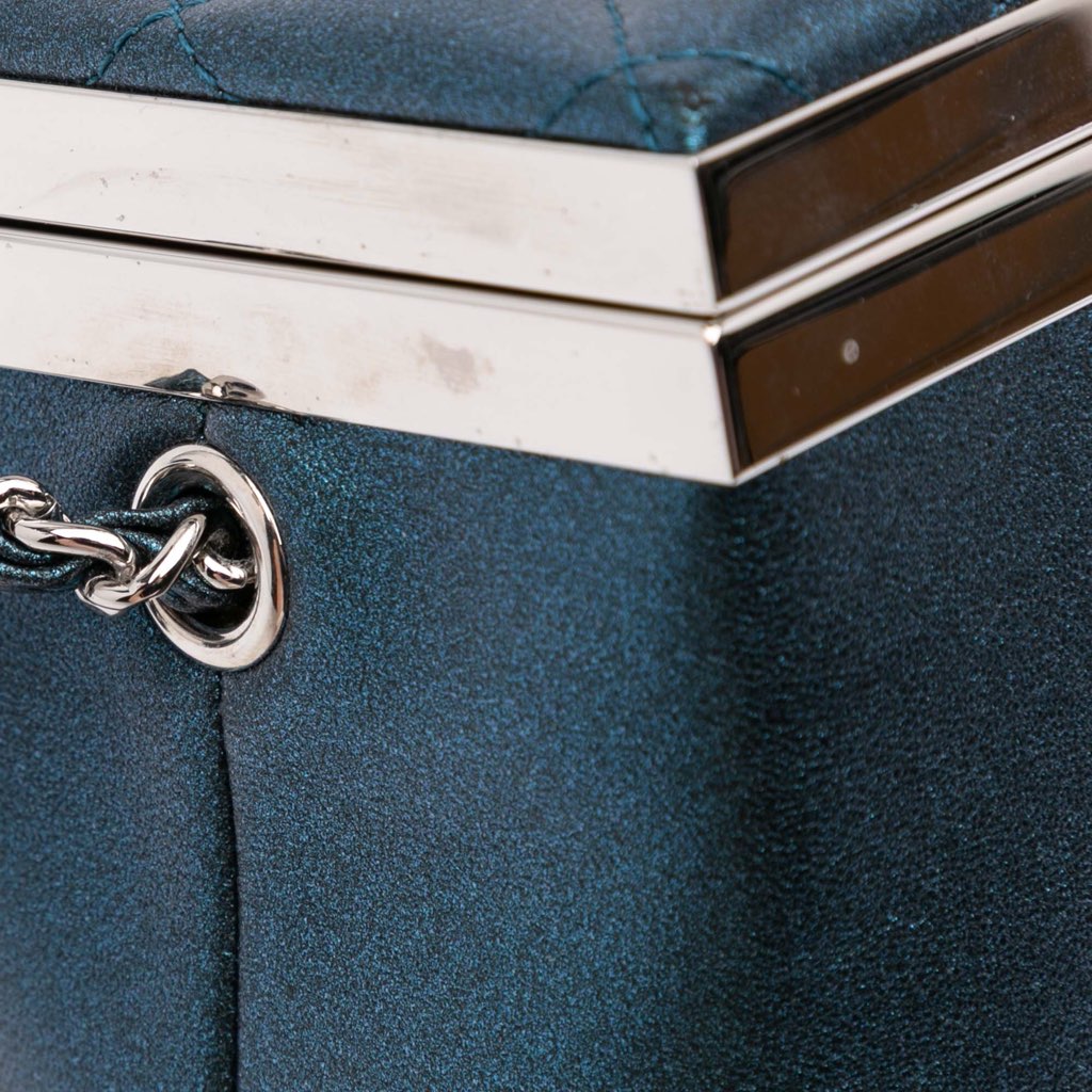 Chanel CC Metallic Calfskin Vanity Case - Image 10