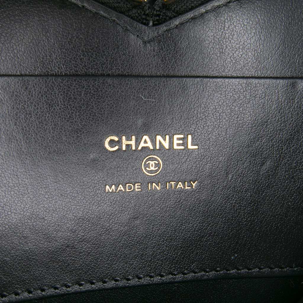 Chanel Quilted Patent Calfskin CC Heart Clutch With Chain - Detail 1