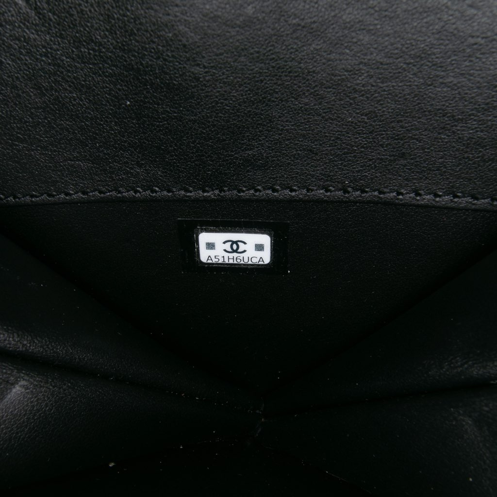 Chanel Quilted Patent Calfskin CC Heart Clutch With Chain - Detail 2