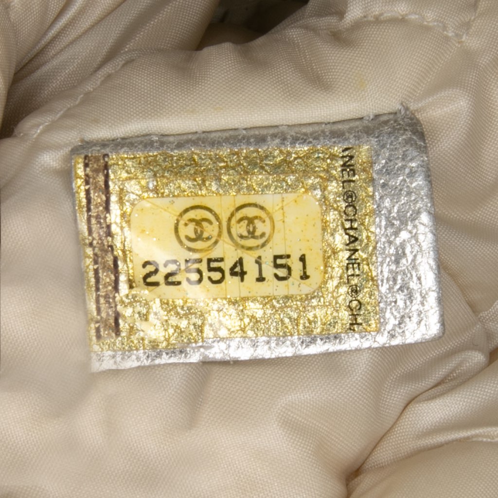 Chanel Medium Metallic Chevron Calfskin O Case Clutch - Detail 1