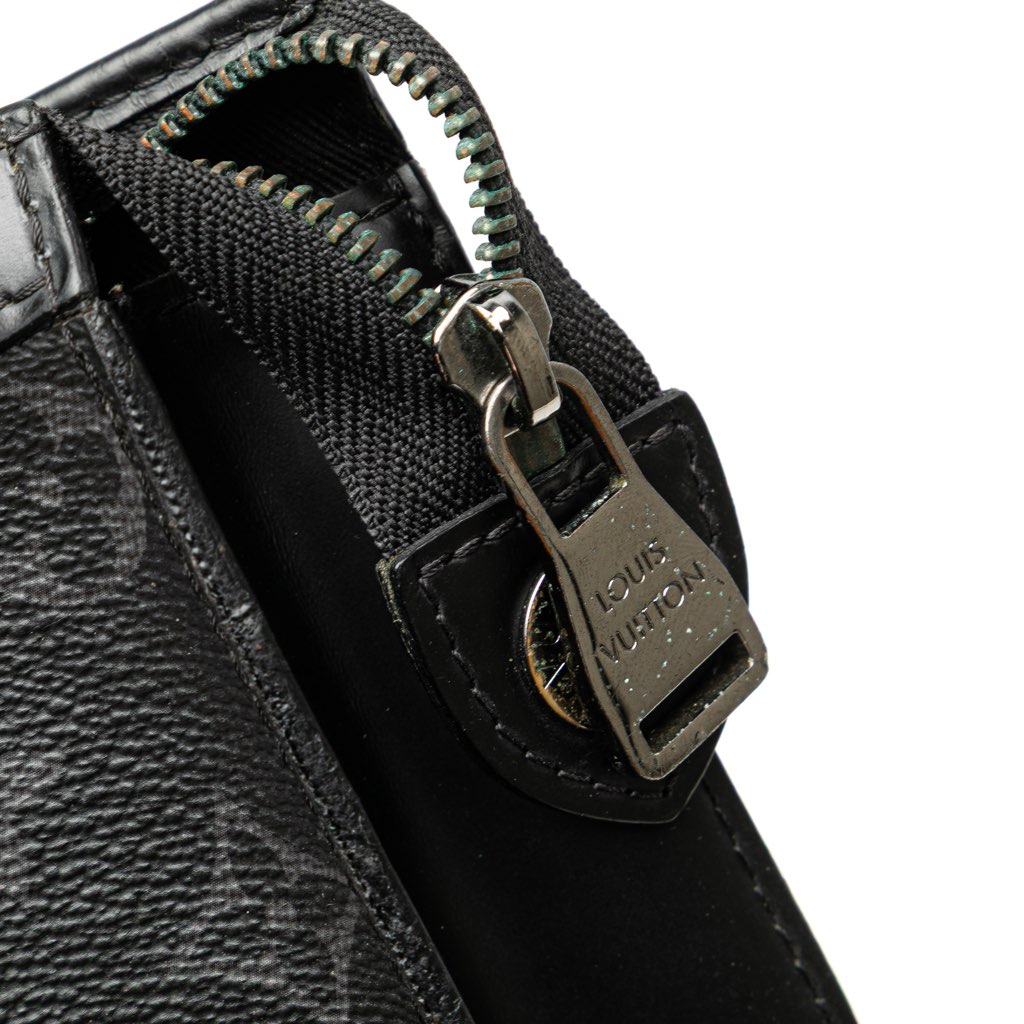 Louis Vuitton Monogram Eclipse Pochette Voyage MM - Detail 2