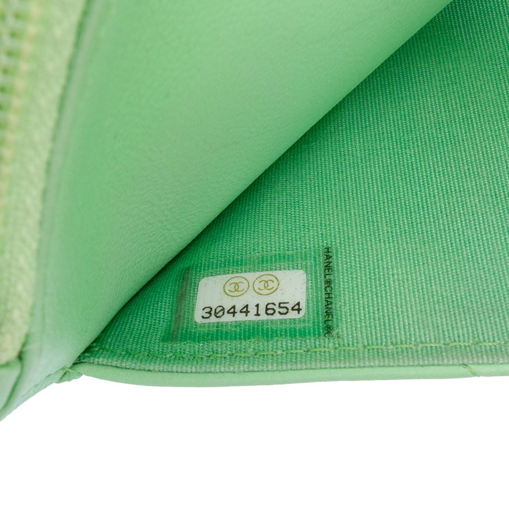 Chanel Quilted Lambskin 19 Wallet on Chain - Detail 2