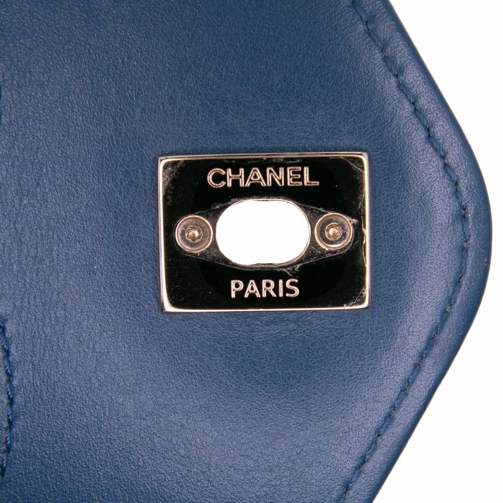 Chanel Medium Calfskin Coco Chevron Envelope Flap - Detail 2