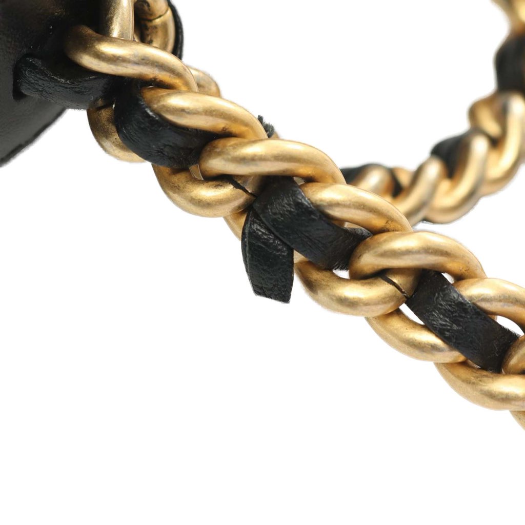 Chanel Quilted Lambskin CC Bubble Vanity Case With Chain - Image 10