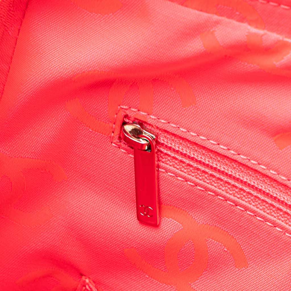 Chanel Maxi Lambskin Cambon Ligne Crossbody - Detail 2