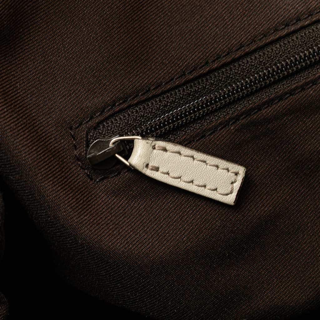 Gucci Medium GG Canvas Sukey Shoulder Bag - Detail 2