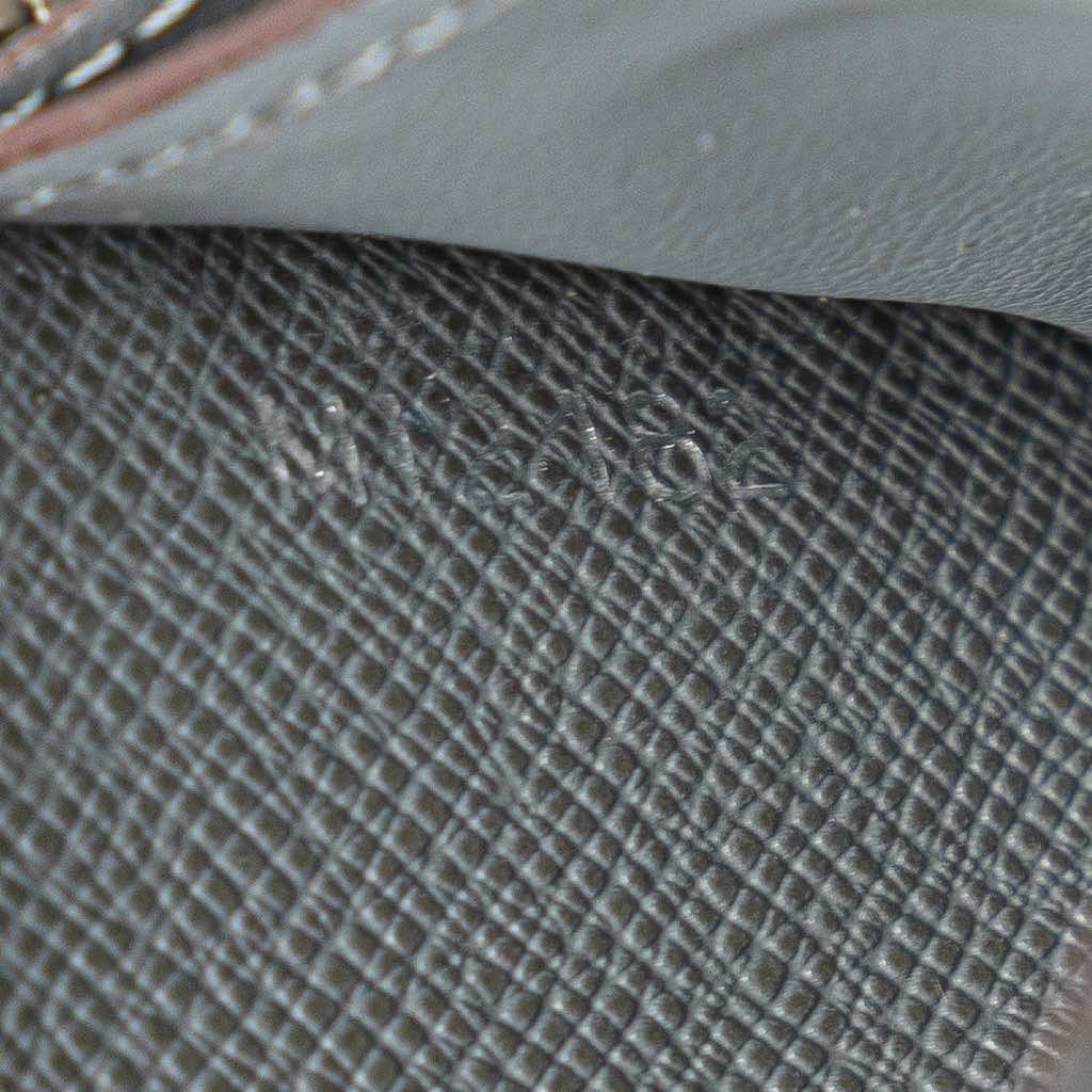 Louis Vuitton Taiga Zippy Vertical Coin Purse - Detail 1