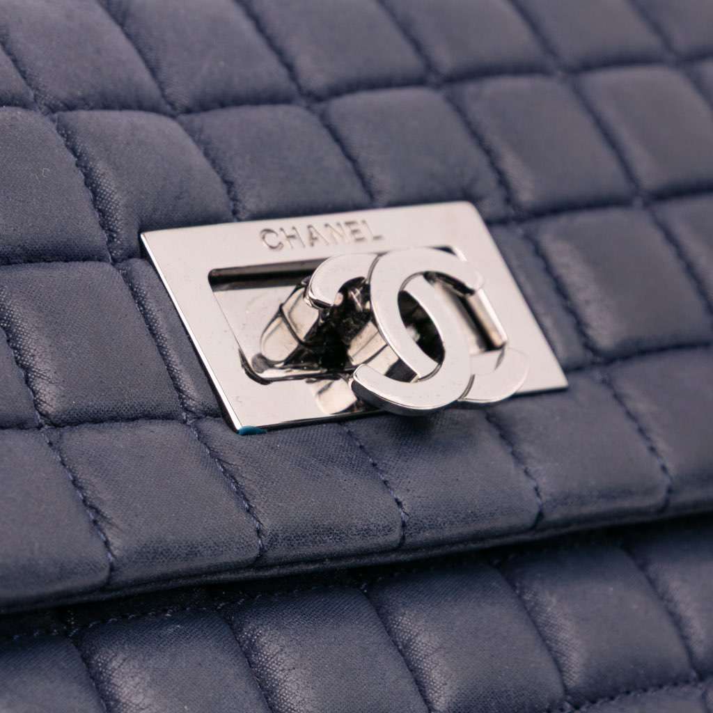 Chanel Chocolate Bar Iridescent Calfskin Bubble Flap - Detail 2