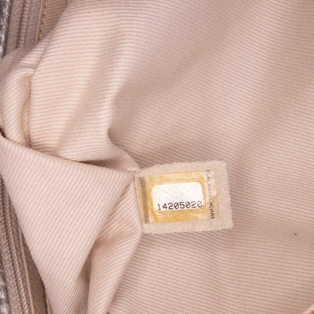 Chanel Quilted Aged Calfskin On The Rocks Flap - Detail 1