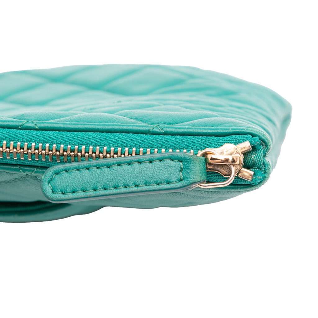 Chanel Medium Quilted Lambskin O Case Clutch - Detail 2