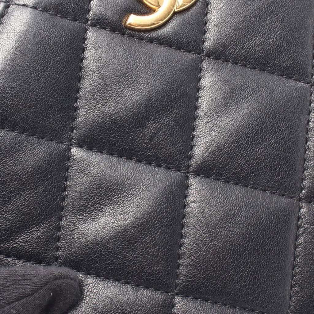Chanel Quilted Lambskin Oval Logo Chain Top Handle Round Clutch on Chain - Detail 2