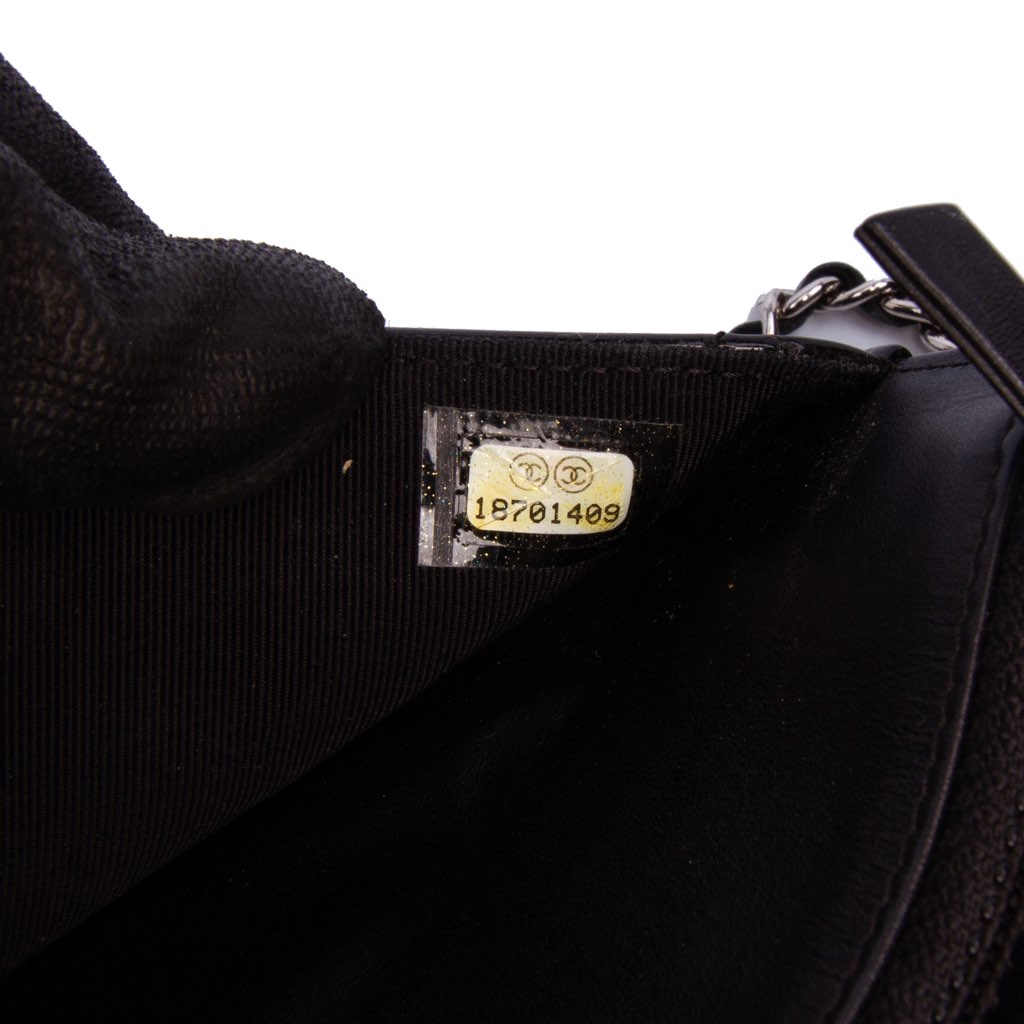 Chanel CC Quilted Patent Wallet On Chain - Detail 1