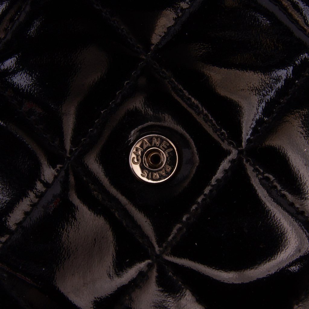 Chanel CC Quilted Patent Wallet On Chain - Detail 2