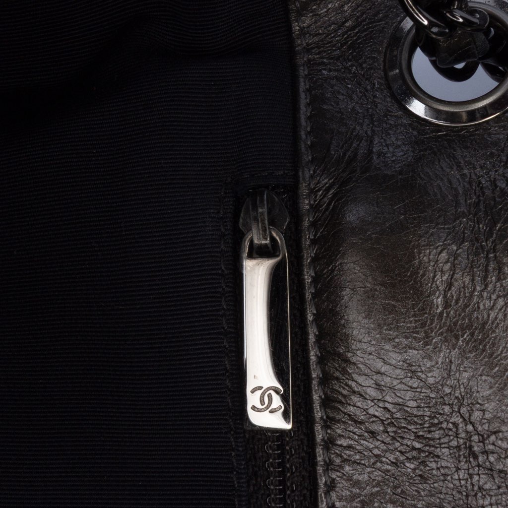 Chanel Medium Quilted Metallic Aged Calfskin Chain Me Flap - Detail 1