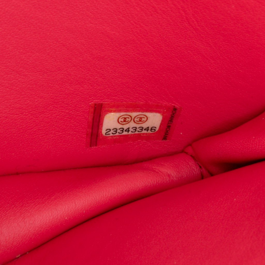 Chanel Quilted Lambskin Pearl Chain East West Single Flap - Detail 1