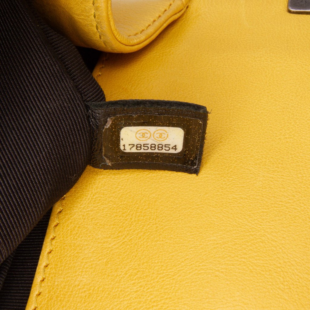 Chanel Old Medium Quilted Calfskin Boy Flap - Detail 1