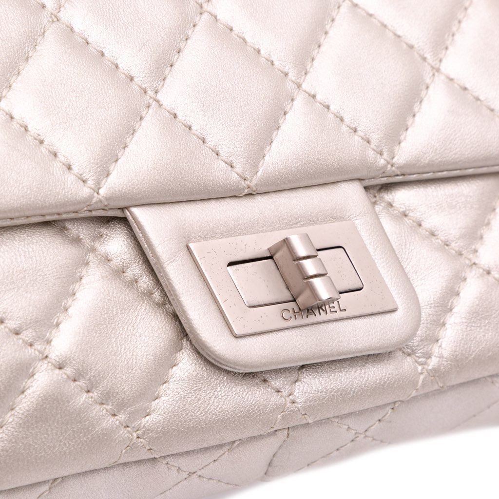 Chanel Reissue 2.55 Metallic Lambskin Clutch With Chain - Detail 2